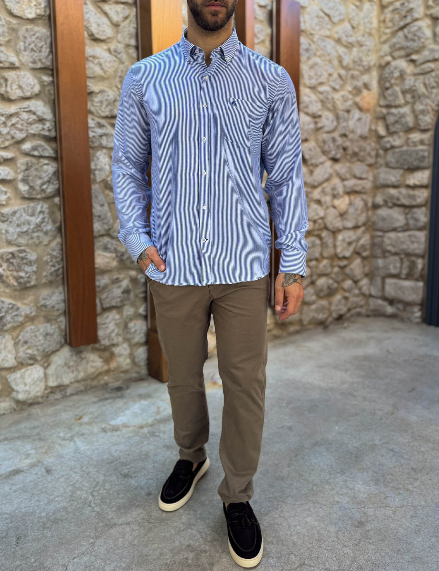 Ανδρικό μπλε ριγέ πουκάμισο με γιακά και τσέπη στο στήθος 562 φωτογραφία